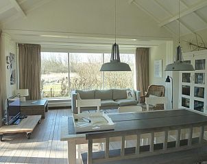 VZ1132 Vakantiehuis in Koudekerke, lichte woonkamer met uitzicht op tuin in Dishoek, Walcheren, Zeeland.