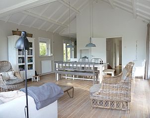 VZ1132 Vakantiehuis in Koudekerke, ruime woonkamer met comfortabele zithoek in Dishoek, Walcheren, Zeeland.