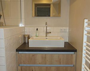 VZ1132 Vakantiehuis in Koudekerke, stijlvolle badkamer met wastafel en spiegel in Dishoek, Walcheren, Zeeland.