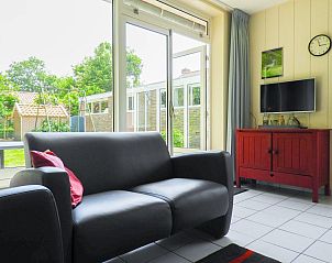 Moderne woonkamer van VZ641 Vakantiehuis Koudekerke-Dishoek in Walcheren met toegang tot tuin.