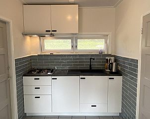 Compacte keuken van VZ641 Vakantiehuis Koudekerke-Dishoek, Walcheren, met moderne apparatuur.