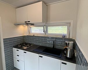Strakke keuken in VZ641 Vakantiehuis Koudekerke-Dishoek, Walcheren, met zwart-witte inrichting.