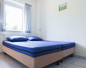 Lichte slaapkamer met raam in VZ641 Vakantiehuis Koudekerke-Dishoek, Walcheren.