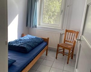 Eenpersoonskamer in VZ641 Vakantiehuis Koudekerke-Dishoek, Walcheren, met houten stoel.