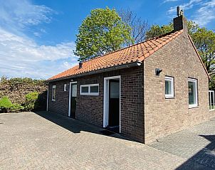 Achterkant van VZ641 Vakantiehuis Koudekerke-Dishoek in Walcheren met ruime oprit.