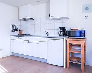 Moderne keuken in VZ729 Appartement in Koudekerke, compleet vakantiehuis in Dishoek, Walcheren, Zeeland.