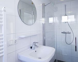 Stijlvolle badkamer in VZ729 Appartement in Koudekerke, comfortabel verblijf in Dishoek, Walcheren, Zeeland.