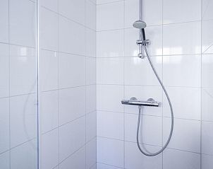 Ruime douche in VZ729 Appartement in Koudekerke, modern vakantiehuis in Dishoek, Walcheren, Zeeland.