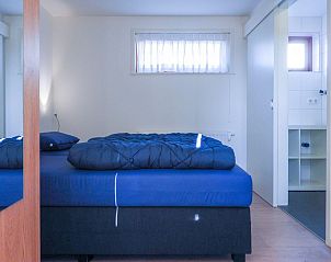 Slaapkamer met tweepersoonsbed in VZ729 Appartement in Koudekerke, knus verblijf in Dishoek, Walcheren, Zeeland.