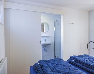 Slaapkamer met badkamer in VZ729 Appartement in Koudekerke, handig vakantiehuis in Dishoek, Walcheren, Zeeland.