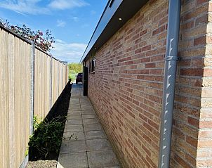 Zijpad naar VZ729 Appartement in Koudekerke, toegang tot gezellig vakantiehuis in Dishoek, Walcheren, Zeeland.