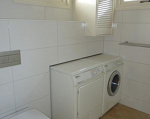 Wasruimte met wasmachine in VZ936 Vrijstaande Vakantiebungalow Koudekerke-Dishoek, Koudekerke-Dishoek.