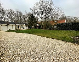 Oprit en tuin bij VZ936 Vrijstaande Vakantiebungalow Koudekerke-Dishoek in Walcheren, Zeeland.