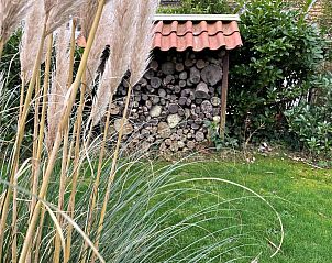 Houtopslag in de tuin van VZ936 Vrijstaande Vakantiebungalow Koudekerke-Dishoek, Koudekerke-Dishoek.