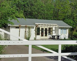 Vooraanzicht van VZ936 Vrijstaande Vakantiebungalow Koudekerke-Dishoek, omgeven door groen in Walcheren.