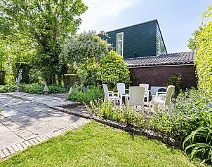 VZ937 Vakantiehuis in Koudekerke-Dishoek, Walcheren, beschikt over een zonnige tuin met comfortabele zitplaatsen.