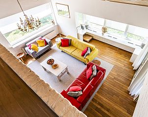 Bovenaanzicht van de stijlvolle woonkamer in VZ937 Vakantiehuis, Koudekerke-Dishoek, Walcheren, met kleurrijke meubels.