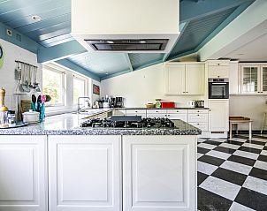 Moderne keuken in VZ937 Vakantiehuis, Koudekerke-Dishoek, Walcheren, met ruime werkbladen en veel opbergruimte.