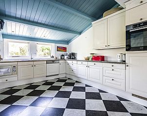 Stijlvolle keuken in VZ937 Vakantiehuis, Koudekerke-Dishoek, Walcheren, met blauw plafond en marmeren vloer.
