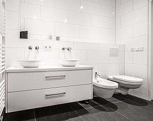 Luxe badkamer in VZ937 Vakantiehuis, Koudekerke-Dishoek, Walcheren, met dubbele wastafel en moderne afwerking.