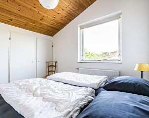 Gezellige slaapkamer in VZ937 Vakantiehuis, Koudekerke-Dishoek, Walcheren, met uitzicht op de groene omgeving.