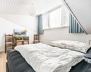 Stijlvolle slaapkamer in VZ937 Vakantiehuis, Koudekerke-Dishoek, Walcheren, met veel natuurlijk licht en houten details.