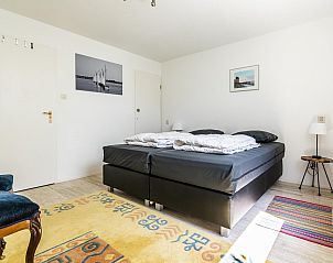 Ruime slaapkamer met kunst aan de muur in VZ937 Vakantiehuis, Koudekerke-Dishoek, Walcheren.