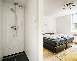 Moderne douche in VZ937 Vakantiehuis, Koudekerke-Dishoek, Walcheren, met strakke witte tegels.