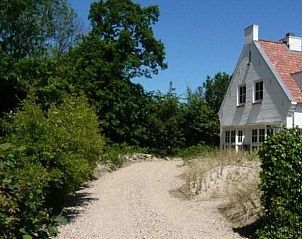 Rustige toegang tot VZ917 Groepsaccommodatie in Koudekerke Dishoek, omgeven door weelderige natuur in Walcheren, Zeeland.