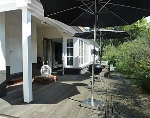 Zonnig terras bij VZ917 Groepsaccommodatie in Koudekerke Dishoek, ideaal voor ontspanning in Walcheren, Zeeland.