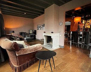 Gezellige woonkamer met open haard in VZ917 Groepsaccommodatie, Koudekerke Dishoek, Walcheren, Zeeland.