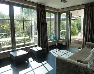 Ruime woonkamer met toegang tot terras in VZ917 Groepsaccommodatie, Koudekerke Dishoek, Zeeland.