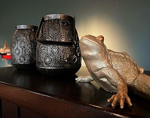 Sfeervolle eetkamer met houten tafel in VZ917 Groepsaccommodatie, Koudekerke Dishoek, Zeeland.