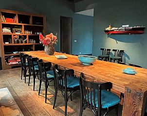 Knusse hoek met krukjes en uitzicht in VZ917 Groepsaccommodatie, Koudekerke Dishoek, Zeeland.