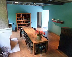 Gezellige eetruimte met open haard in VZ917 Groepsaccommodatie, Koudekerke Dishoek, Zeeland.