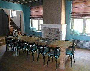 Ruime eetkamer met decoratieve elementen in VZ917 Groepsaccommodatie, Koudekerke Dishoek, Walcheren.