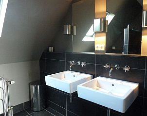 Luxe badkamer met moderne voorzieningen in VZ917 Groepsaccommodatie, Koudekerke Dishoek, Zeeland.