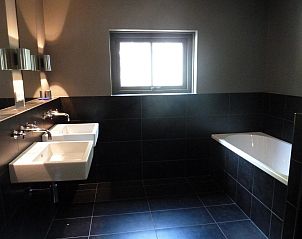 Ruime badkamer met ligbad in VZ917 Groepsaccommodatie, Koudekerke Dishoek, Walcheren, Zeeland.
