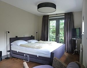 Comfortabele slaapkamer met groot raam in VZ917 Groepsaccommodatie, Koudekerke Dishoek, Zeeland.