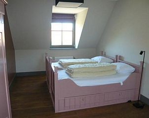 Gezellige slaapkamer met houten bed in VZ917 Groepsaccommodatie, Koudekerke Dishoek, Zeeland.