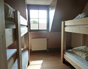 Lichte slaapkamer met stapelbedden in VZ917 Groepsaccommodatie, Koudekerke Dishoek, Zeeland.