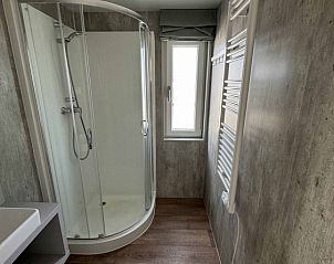 Moderne badkamer in Chalet 165, vakantiehuis in Koudekerke-Dishoek, Walcheren. Comfortabele douche en stijlvolle afwerking in Zeeland.