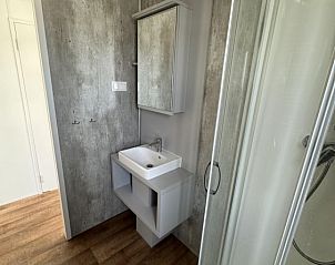Moderne badkamer in Chalet 165, een vakantiehuis in Koudekerke-Dishoek, Walcheren, Zeeland, met stijlvolle douche en wastafel.
