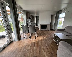 Binnenruimte van Chalet 165 in Koudekerke-Dishoek, Walcheren, Zeeland met moderne inrichting en uitzicht op de tuin.