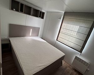 Sfeervolle slaapkamer in Chalet 165, vakantiehuis in Koudekerke-Dishoek, Walcheren, Zeeland, met comfortabel bed en moderne inrichting.