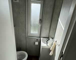 Moderne badkamer in Chalet 165, een vakantiehuis in Koudekerke-Dishoek, Walcheren, Zeeland, met strak design en natuurlijk licht.