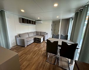 Gezellige binnenruimte van Chalet 165 in Koudekerke-Dishoek, Walcheren, met moderne zithoek en eetgedeelte in een vakantiehuis.