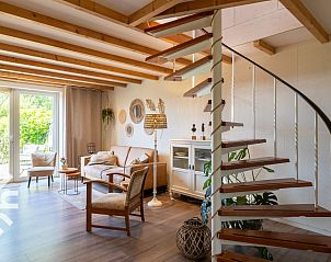 Moderne Kche im Ferienhaus ZE833, Buttinge, Walcheren, mit Holzbalken und Essecke.