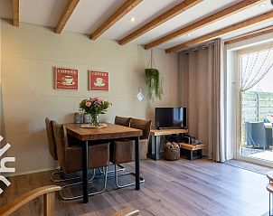 Esszimmer und Sitzecke im Ferienhaus ZE833, Buttinge, Walcheren, mit Zugang zur Terrasse.