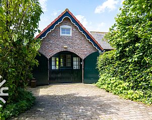 Charmanter Eingang zum Ferienhaus ZE833 in Buttinge, Walcheren, umgeben von ppiger Natur.